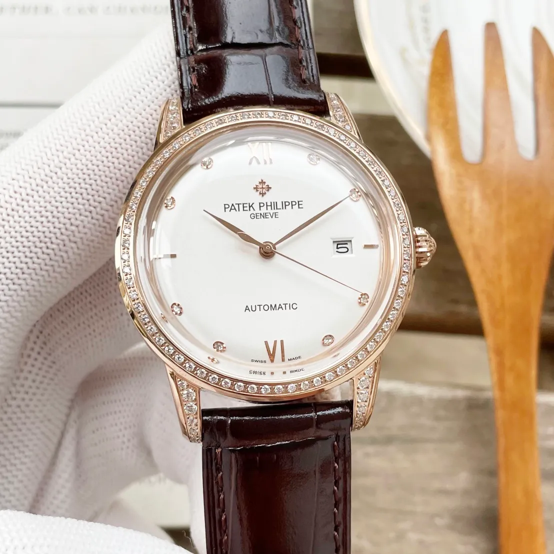 【Top Replica】💰4300! [TW's latest product in 2022] Patek Philippe 🆕 The highest version of the watch on the market! The TW watchmaker team spent 8 months carefully designing, daring to be the first, breaking through multiple technical bottlenecks, and striving for perfection! [Case] ​​The market's exclusive latest pot lid glass material, the dial is simple and extraordinary, 12 scales are integrated with the glass, the exclusive full diamond case has a super 3D three-dimensional effect, ultra-thin craftsmanship, 40mm in diameter. [Movement] The watch uses the original 9015® movement, which vibrates 28,800 times per hour and has zero repair quality. [Watch Strap Buckle] The style is matched with Italian cowhide to make the wrist more fit and comfortable. The watch buckle is engraved with a classic logo, which is elegant and classy. No one really owns a Patek Philippe, they just keep it for the next generation.